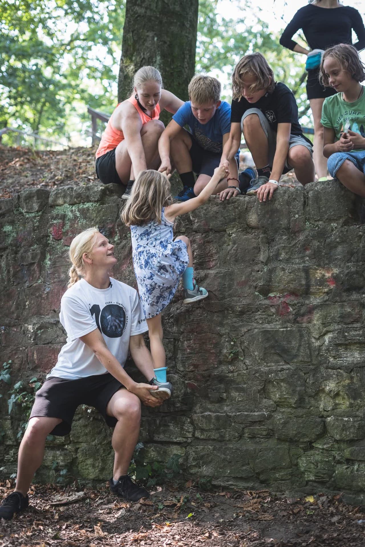 Gegenseitige Hilfe beim Parkour